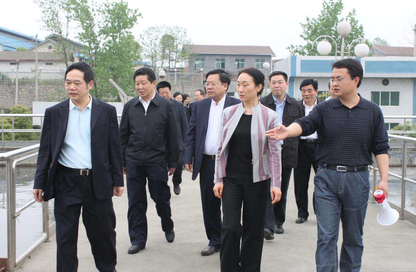 2011年4月，省政協(xié)主席，時任省委常委、統(tǒng)戰(zhàn)部部長李薇薇來公司視察.JPG